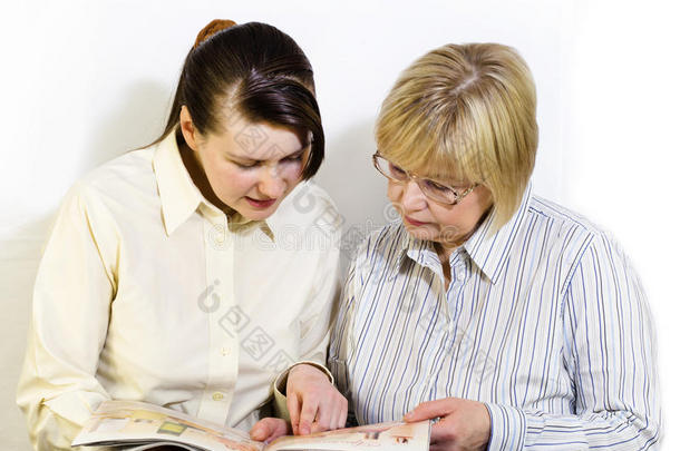 两个女人读时尚杂志