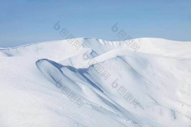 白雪覆盖的山坡