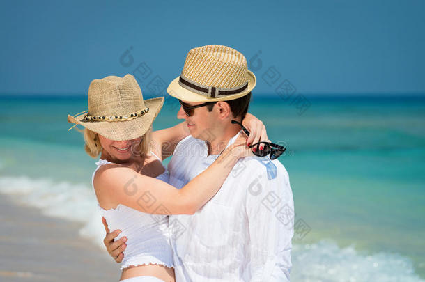 在热带度假胜地度蜜月的情侣