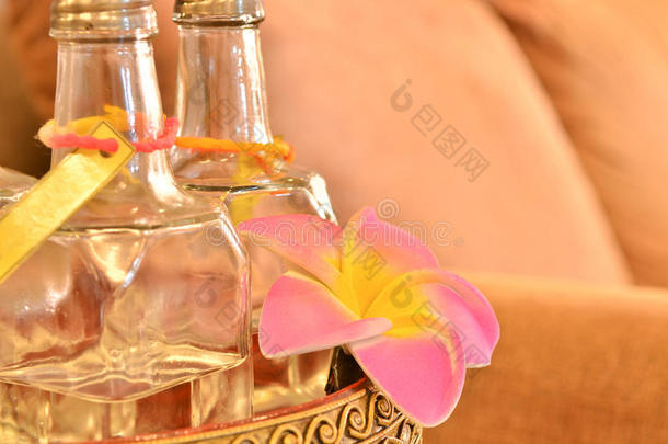 带粉色花朵的玻璃瓶-spa