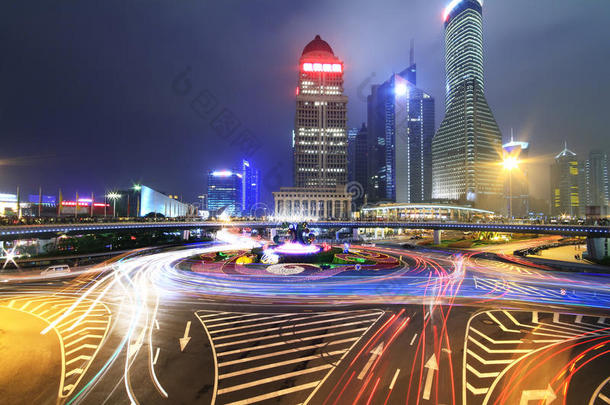 耀眼的彩虹立交桥公路夜景在上海