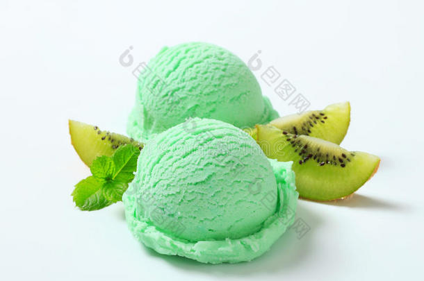 一勺<strong>淡绿色</strong>冰淇淋