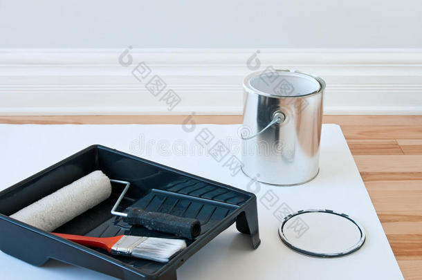 油漆工具和油漆罐