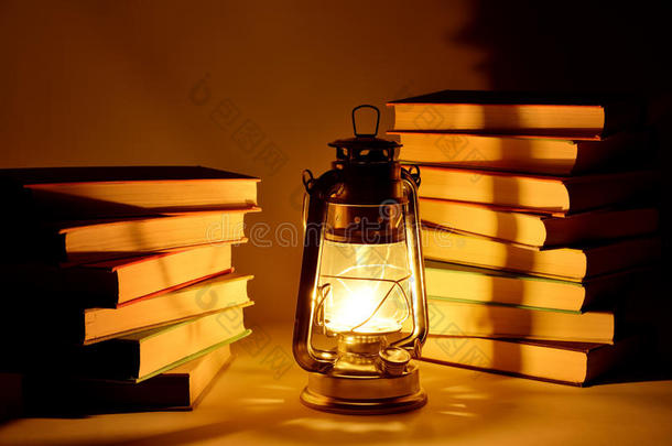 燃用煤油灯和书籍，概念灯