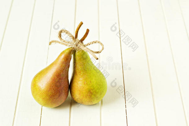 两个成熟的梨子和一个蝴蝶结