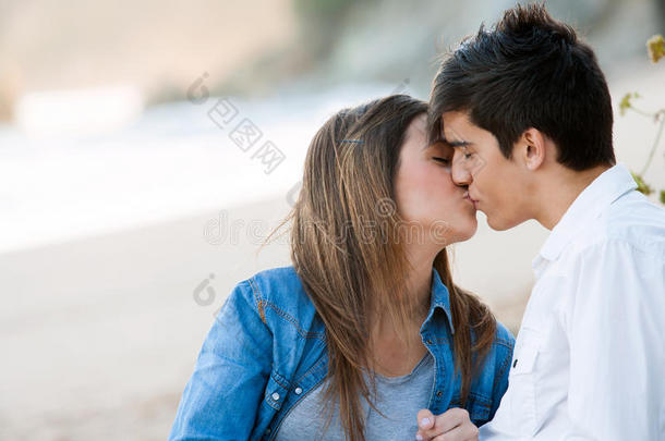 海滩上的浪漫之吻。