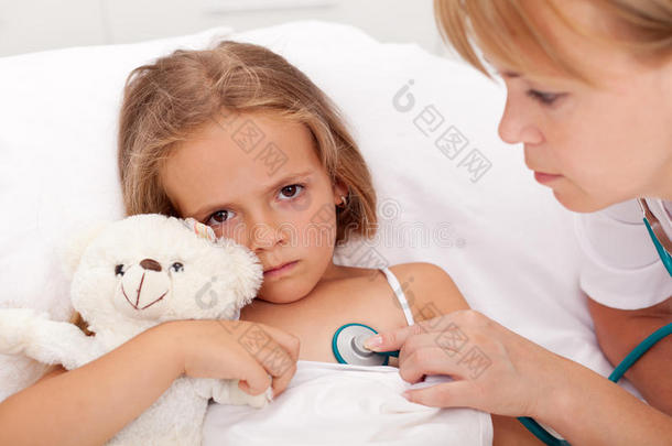 健康专业检查生病的小女孩