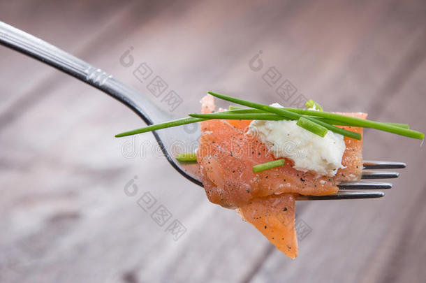 叉子上的鲑鱼块