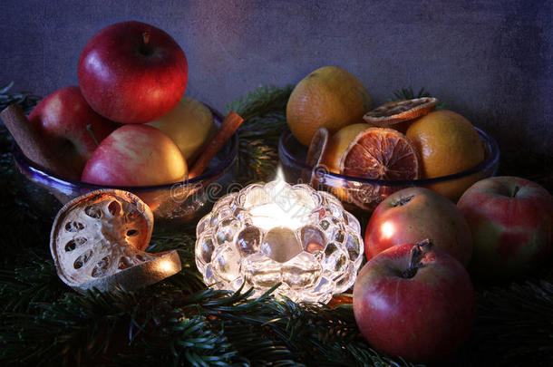 圣诞节：蜡烛，松枝和松果
