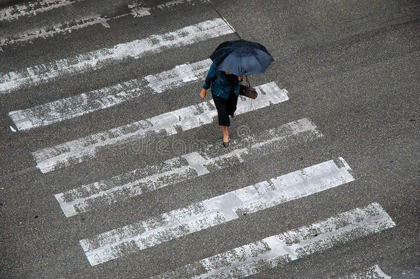 匿名女子撑伞过街