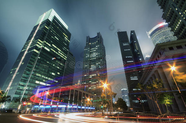 上海夜景中的现代城市交通
