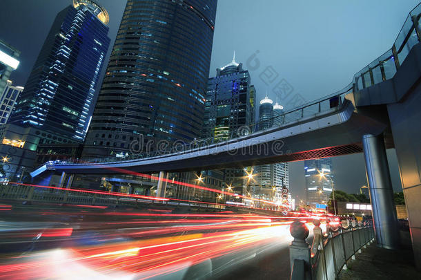 上海现代建筑背景汽车夜光路