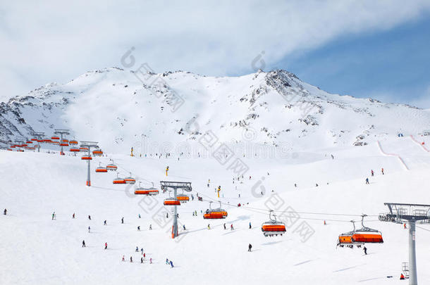 许多滑雪者冬天在阿尔卑斯山滑雪