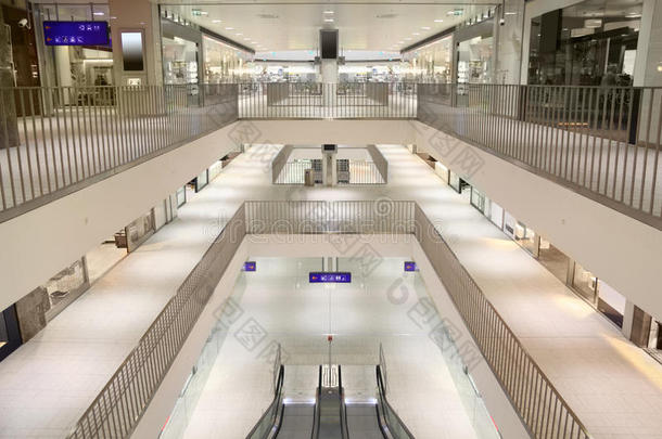 购物中心的自动扶梯和三层楼