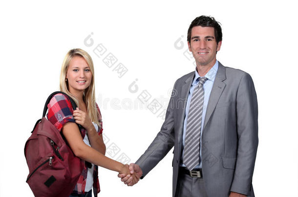 少女与老师握手