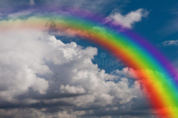 天空，云彩和彩虹。