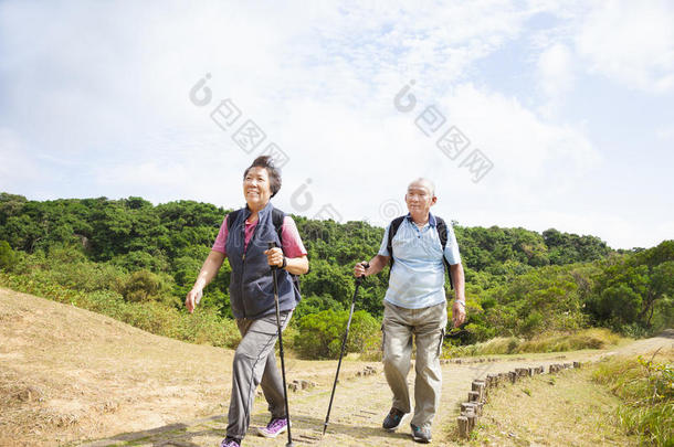 老年夫妇徒步<strong>旅行</strong>