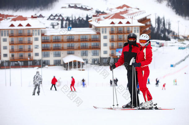 站在滑雪坡上的年轻夫妇