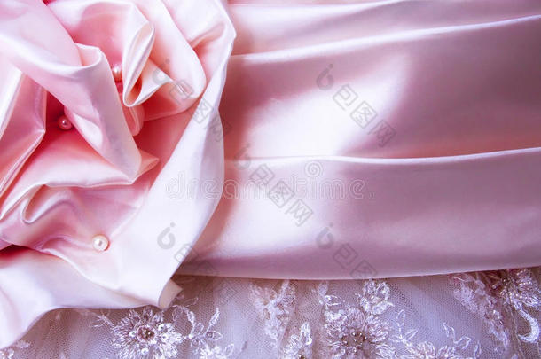 粉色缎面婚纱细节