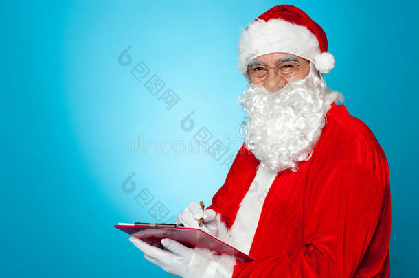 一个完全现代的圣诞老人检查他的名单