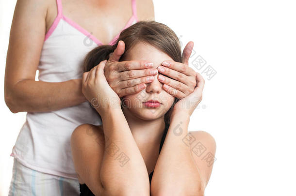 一个少女的画像遮住了她的眼睛，使她母亲大吃一惊
