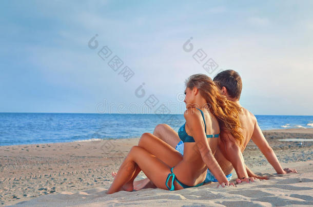 坐在海滩上的幸福夫妻