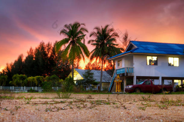 日落时分泰国小村庄的热带风光