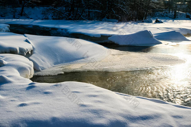 寒冷冬日的雪河