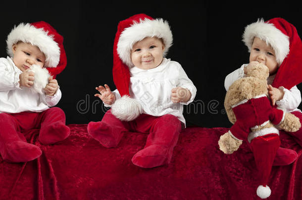 三个带圣诞帽的小宝宝