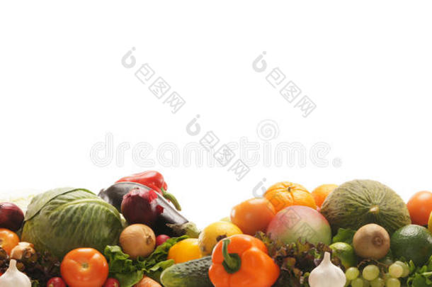 一堆新鲜可口的水果和蔬菜