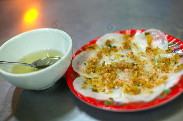 米粉馄饨或花生酱煎饼