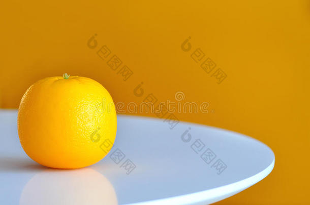 白色圆桌上的桔子