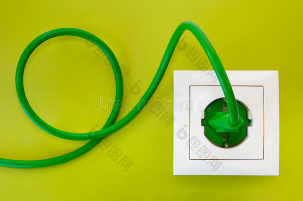 绿色电源插头插入白色电源插座