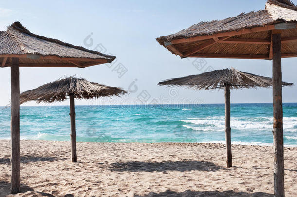 纯热带沙滩，带草编沙滩伞