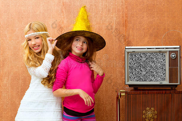 70年代儿童复古派对上的两个小朋友女孩