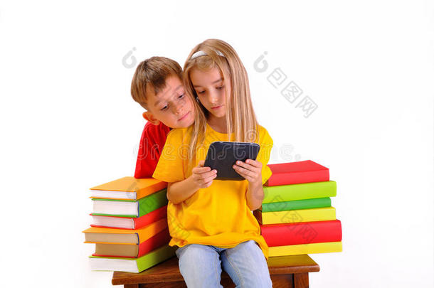 男孩女孩看电子书被书包围