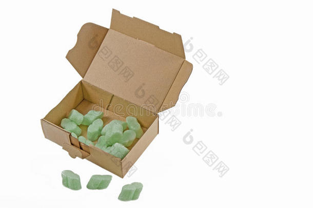 带绿色包装芯片的开放式纸箱