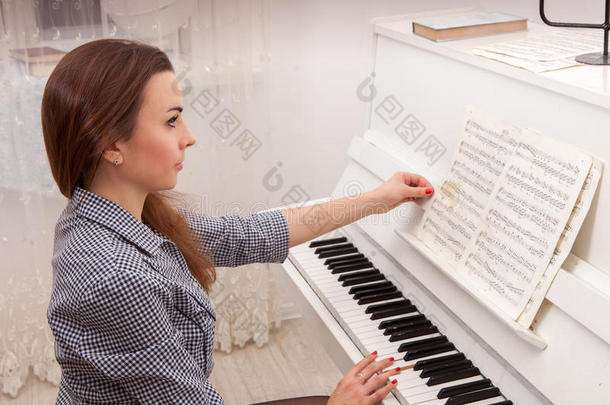 女孩<strong>弹钢琴</strong>