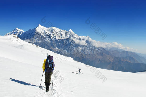 喜马拉雅大雪原上孤独的徒步旅行者