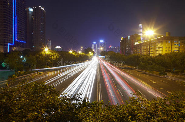 夜间多车道公路景观