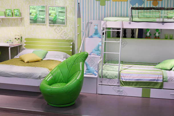 时尚的白绿色儿童房