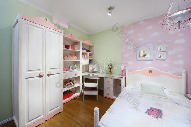 带衣柜的时尚粉色卧室