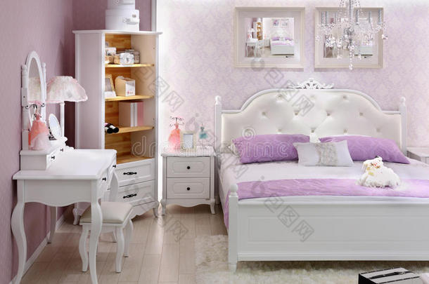时尚的淡紫色双人床卧室