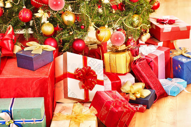圣诞树旁的一<strong>堆礼品</strong>盒。