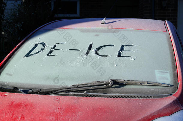 前挡风玻璃上有除冰装置的汽车。