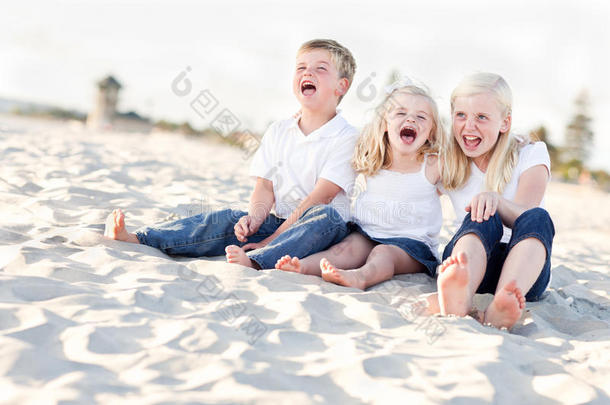 坐在沙滩上笑的<strong>兄弟姐妹</strong>们