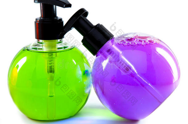 两个亮色化妆品小瓶