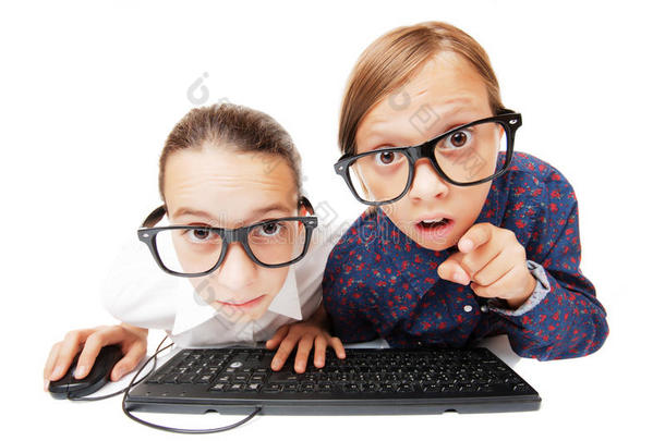 玩电脑或在电脑上工作的年轻女孩