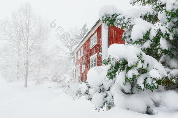 降雪中的红楼