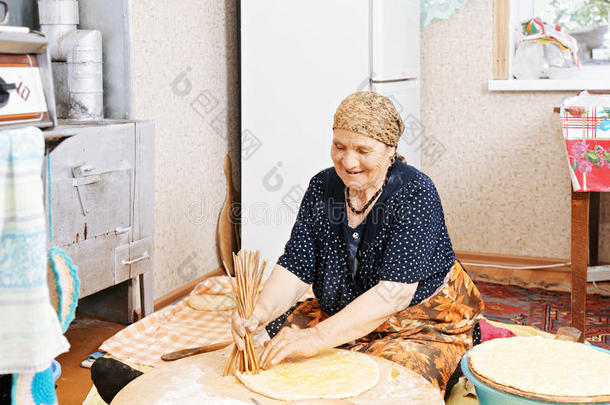 老太太把面包藏起来
